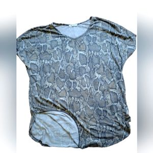 Womens large boutique V-neck T-shirt snake skin print NWOT